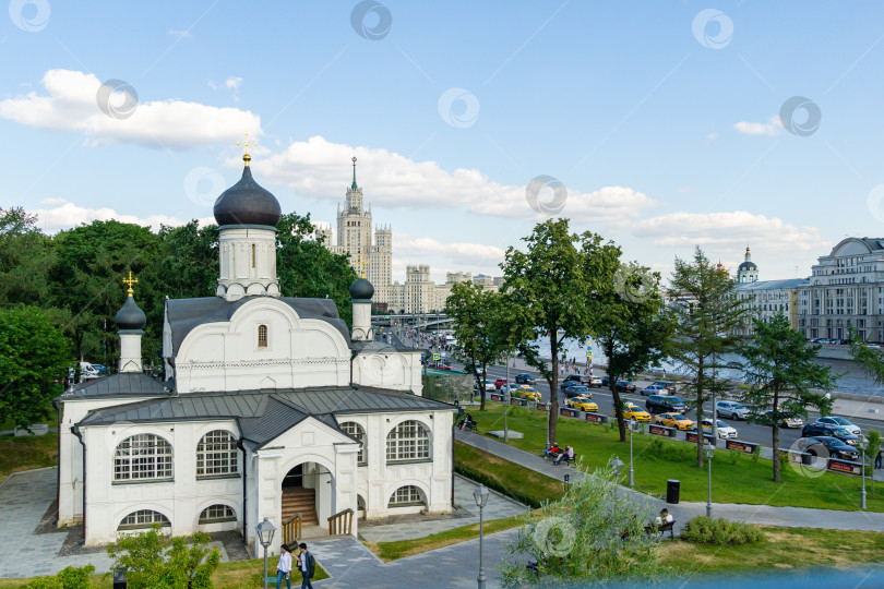 Скачать Древняя церковь Зачатия Пресвятой Богородицы. Анна. Вид с наплавного моста в парке Зарядье.Это одна из старейших приходских церквей Москвы фотосток Ozero