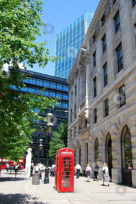 Скачать Лондон, Великобритания, 29 мая 2009: Британская красная телефонная будка в лондонском Сити фотосток Ozero