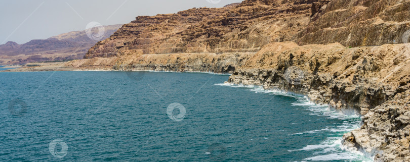 Скачать Величественные горы спускаются в изумрудную воду Мертвого моря со стороны Иордании. Кристаллы соли как украшение и природный индикатор уровня 2011 года. Экологическая тема. Есть место для вашего текста фотосток Ozero