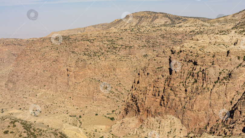 Скачать Биосферный заповедник Дана - крупнейший природный заповедник Иордании, расположенный на юге центральной части Иордании и включающий горные склоны от Восточной Рифтовой долины до Вади Араб. Экотуризм и охрана природы фотосток Ozero