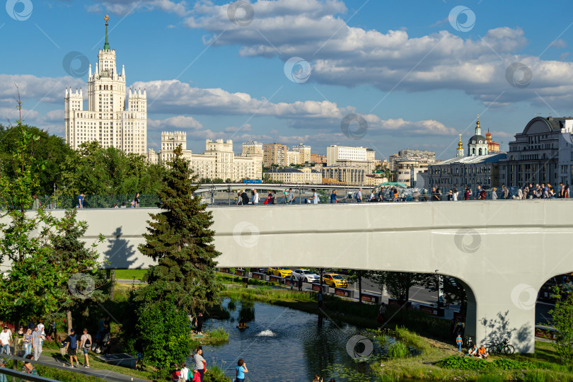 Скачать Наплавной мост в парке Зарядье над Москвой-рекой. "Зарядье" - новая туристическая достопримечательность Москвы недалеко от Кремля. На его месте раньше находился крупнейший в мире отель "Россия" фотосток Ozero