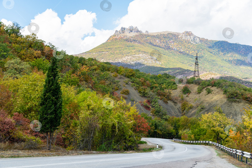 Скачать Красивая горная дорога вдоль Южного побережья Крыма. Эта дорога ведет в Долину призраков на горе Демерджи, Крым. Крымская природная достопримечательность фотосток Ozero