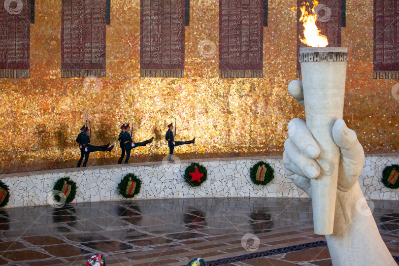 Скачать Вечный огонь в зале Воинской Славы на Мамаевом кургане в городе Волгограде. Смена караула фотосток Ozero