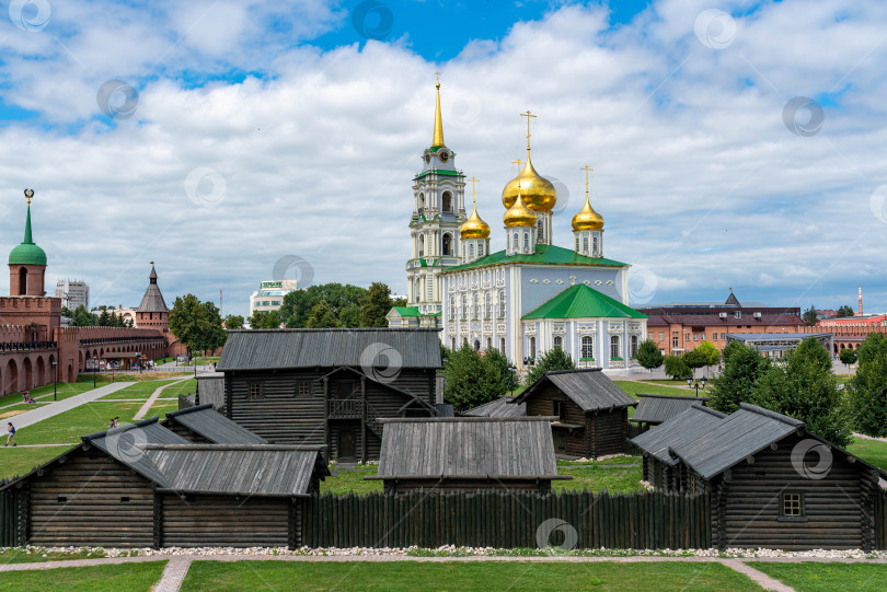 Скачать Вид на Тульский кремль, территорию кремля, Успенский собор (город Тула, Россия) фотосток Ozero