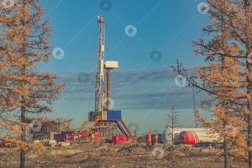 Скачать Осенний пейзаж северного нефтегазового месторождения фотосток Ozero