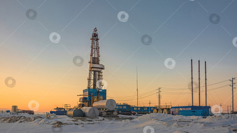 Скачать Установка глубокого бурения для добычи нефти и газа фотосток Ozero