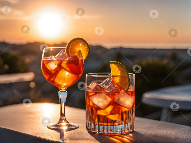 Скачать апельсиновый алкогольный коктейль на фоне летнего солнца фотосток Ozero