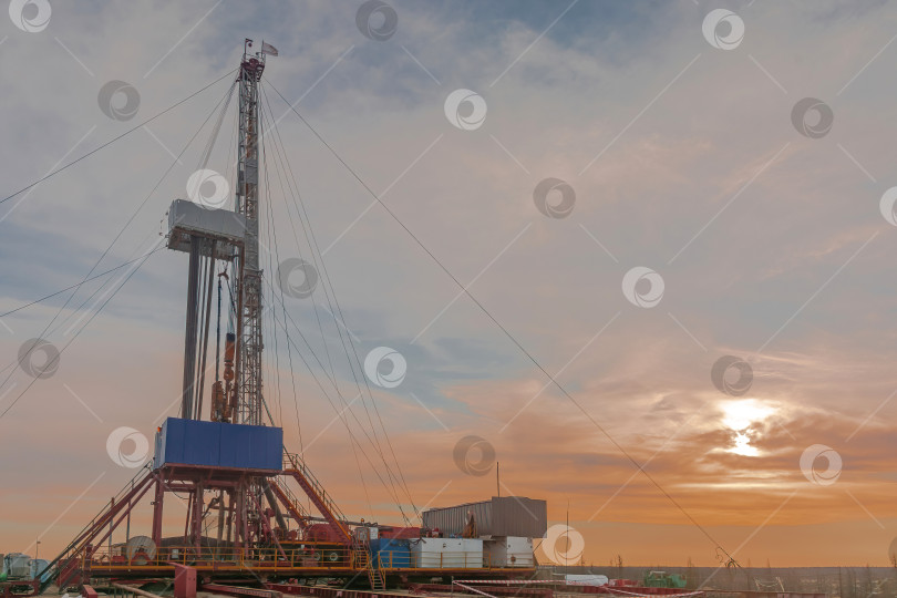 Скачать Общий вид площадки для бурения нефтяных и газовых скважин фотосток Ozero