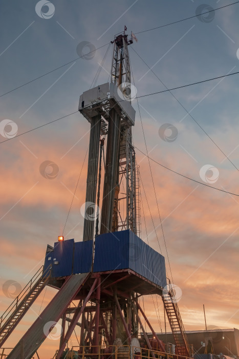 Скачать Общий вид площадки для бурения нефтяных и газовых скважин фотосток Ozero