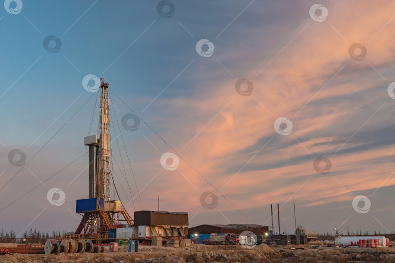 Скачать Общий вид площадки для бурения нефтяных и газовых скважин фотосток Ozero