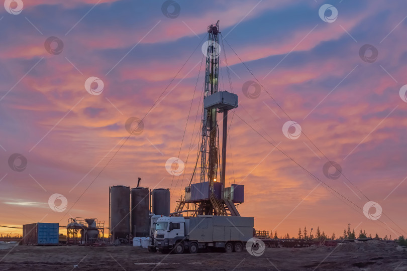 Скачать Буровая установка на нефтегазовом месторождении фотосток Ozero