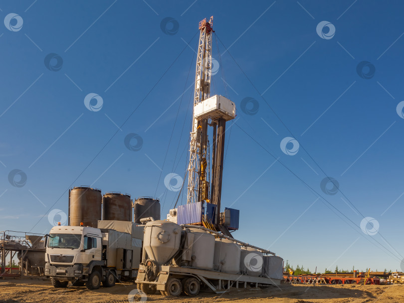Скачать Буровая установка с цементирующим оборудованием на нефтегазовом месторождении фотосток Ozero