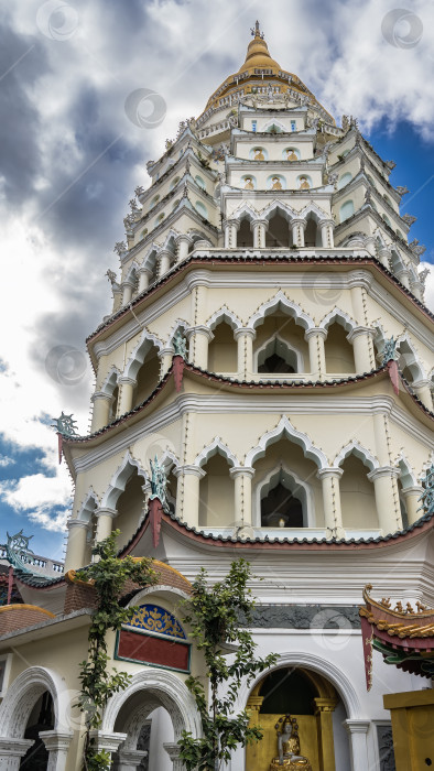 Скачать Высокая семиярусная пагода Бан Па Тар китайского храма Кек Лок Си. фотосток Ozero