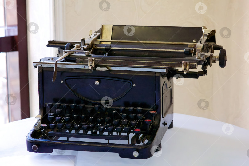 Скачать Жатка винтажной пишущей машинки со старой бумагой. технология ретро-машинки - вид сверху и креативный дизайн плоской подложки. фотосток Ozero