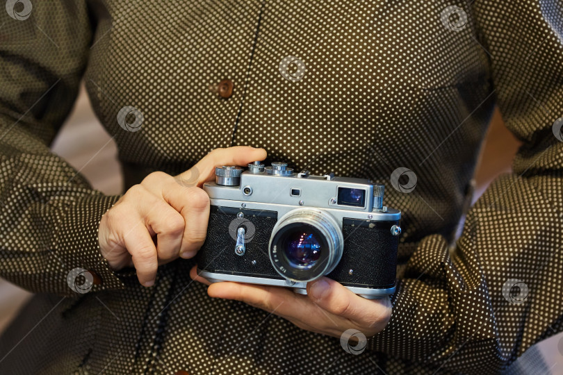 Скачать Старый фотоаппарат находится в руках женщины. фотосток Ozero