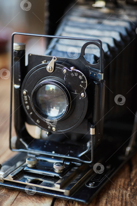 Скачать Старинный фотоаппарат, который снимает на пленку.  Винтажная технология для фотографа. фотосток Ozero
