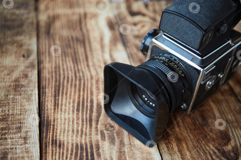 Скачать Старая среднеформатная камера, которая снимает на пленку. Винтажная технология для фотографа. фотосток Ozero