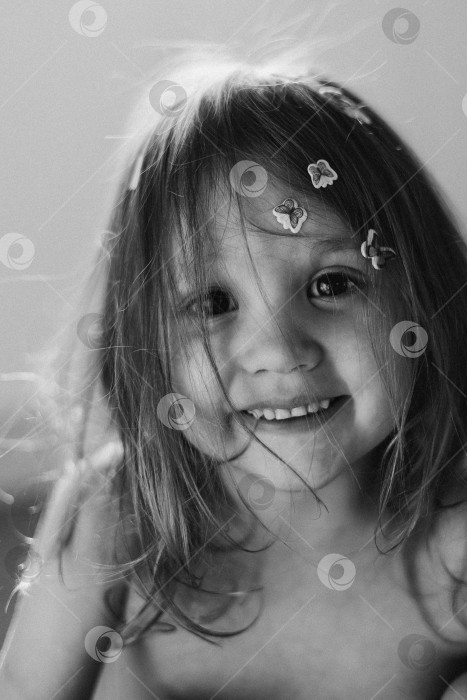 Скачать Черно-белый портрет маленькой девочки с распушенными волосами фотосток Ozero