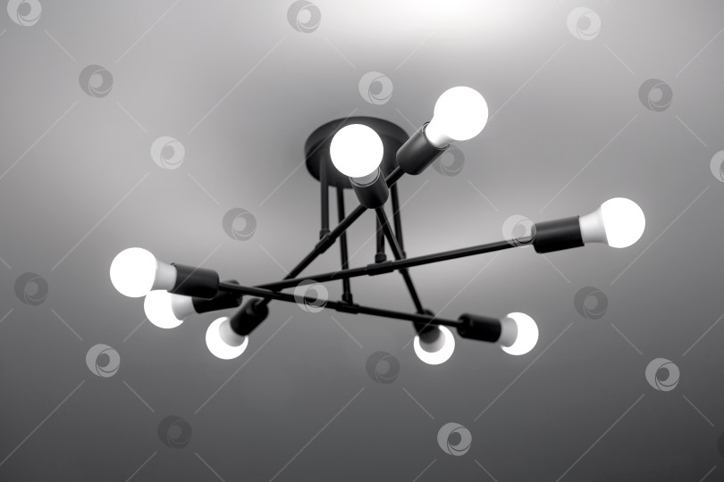 Скачать черная люстра в стиле лофт на белом натяжном потолке с белым светом фотосток Ozero