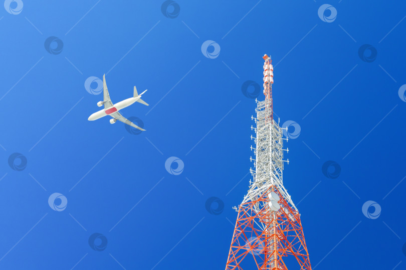 Скачать Воздушный радар и самолет на фоне голубого неба. фотосток Ozero