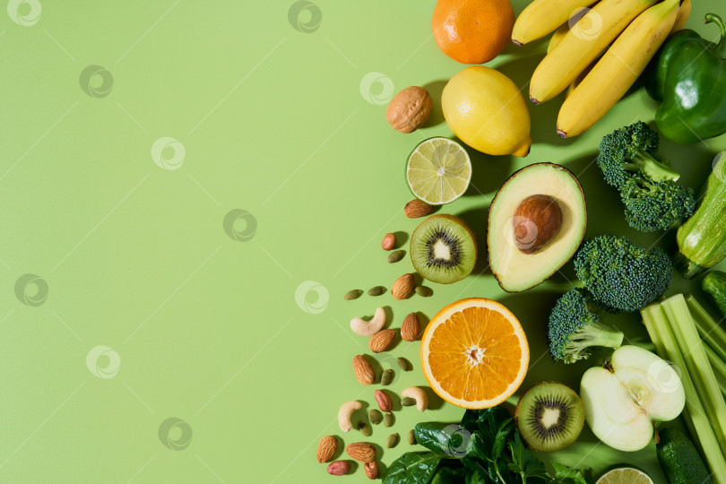 Скачать Горизонталь полезных продуктов. Овощи, фрукты и орехи на светло-зеленом фоне. скопировать пробел фотосток Ozero