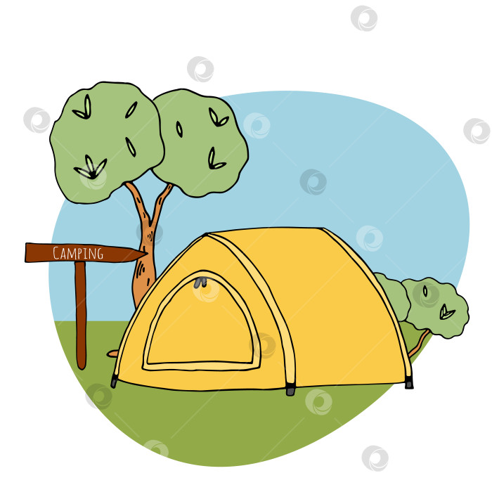 Скачать Желтая туристическая палатка с деревом. Место для кемпинга и отдыха на природе. Походы в горы, лес. Раскрашенная иллюстрация каракулями, выделенная на белом фоне. Симпатичная ручная роспись яркими красками. фотосток Ozero