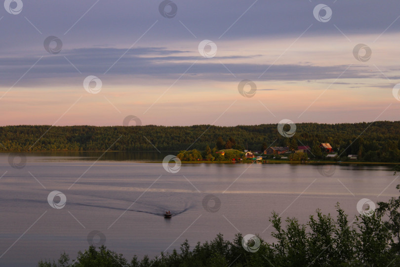 Скачать Вечерний пейзаж с озером, лодкой, лесом и деревней вдали фотосток Ozero