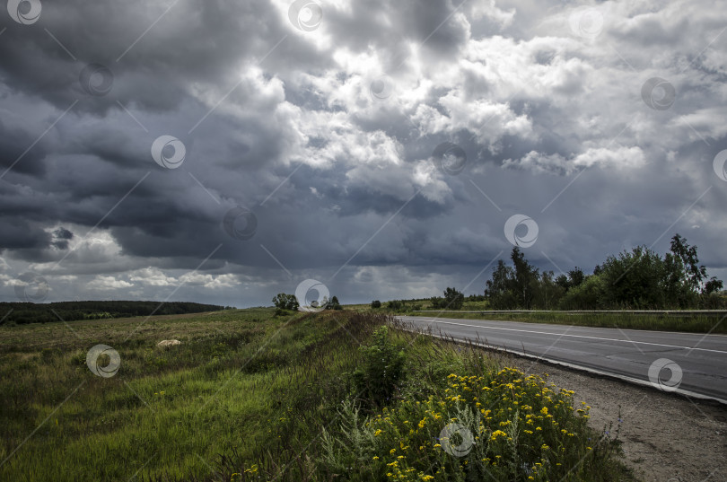 Скачать Грозовые тучи над проселочной дорогой. Россия. Мир красоты. фотосток Ozero