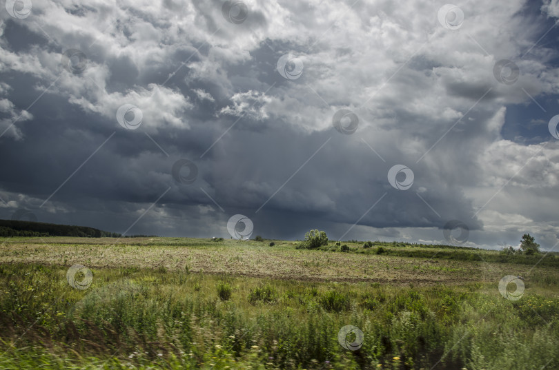 Скачать Впечатляющее небо с грозовыми облаками над полем. Россия фотосток Ozero