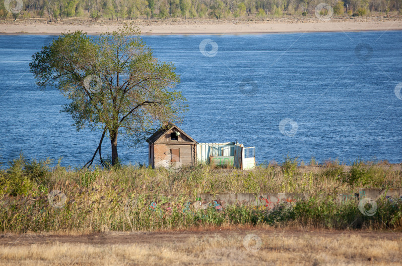 Скачать Заброшенный дом на берегу реки фотосток Ozero