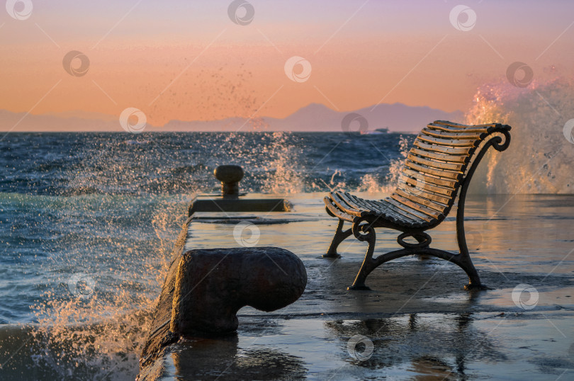 Скачать Скамейка на пирсе во время заката. фотосток Ozero