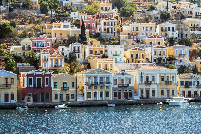 Скачать Городской вид на острове Сими в Греции. фотосток Ozero