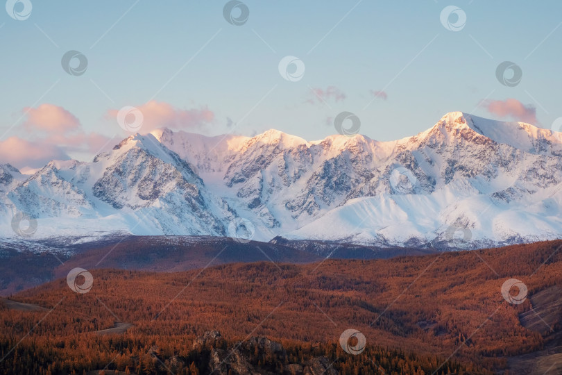 Скачать Удивительный горный пейзаж. фотосток Ozero