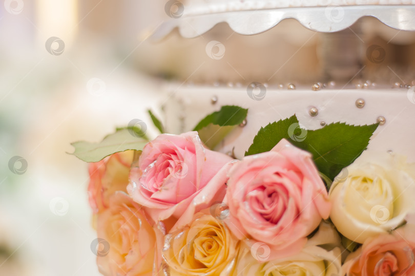 Скачать свадебный торт, украшенный жевательными розочками. фотосток Ozero