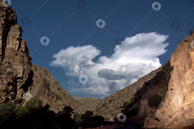 Скачать Ночное звездное небо в горах Кыргызстана фотосток Ozero