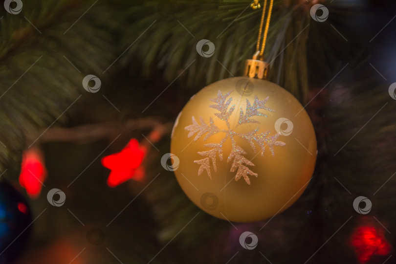 Скачать фоновое изображение Елочные шары, игрушки, украшения на Новый год и Рождество. фотосток Ozero