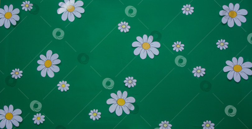 Скачать украшение - белые маргаритки на зеленом фоне из текстиля фотосток Ozero