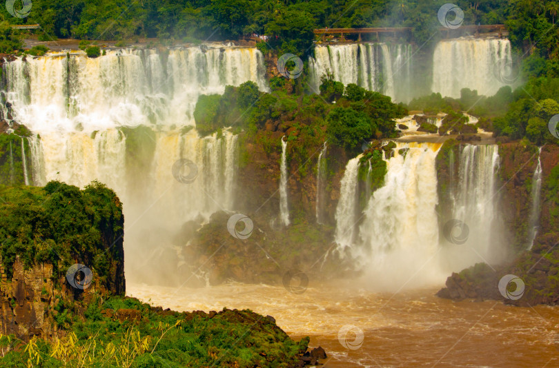 Скачать Каскад водопадов Игуасу в Бразилии фотосток Ozero