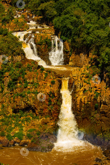 Скачать Водопады Игуасу среди камней фотосток Ozero