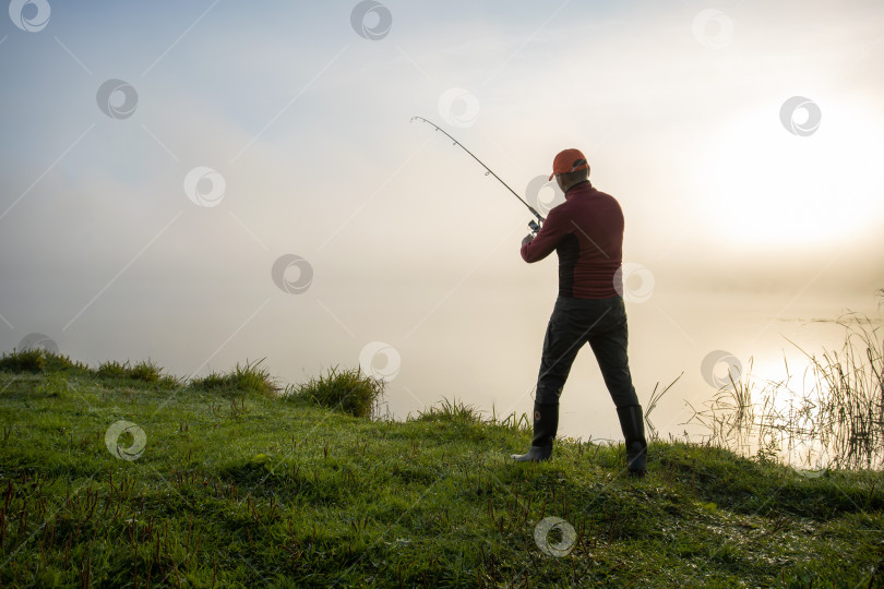Скачать рыбак с ловящей рыбой фотосток Ozero