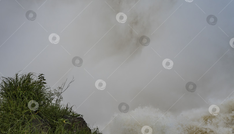 Скачать Струя воды бурлит и пенится на краю выступа. фотосток Ozero