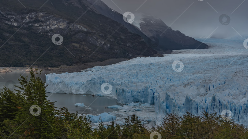 Скачать Со смотровой площадки виден прекрасный ледник Перито-Морено. фотосток Ozero