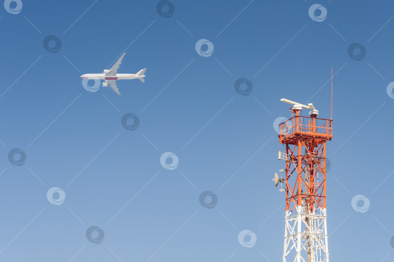 Скачать Радиолокационная станция управления воздушным движением и самолет на фоне голубого неба. фотосток Ozero