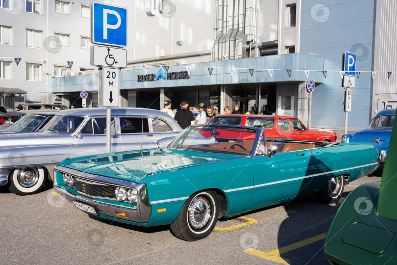 Скачать Chrysler цвета морской волны на выставке ретро транспорта Original Meet фотосток Ozero