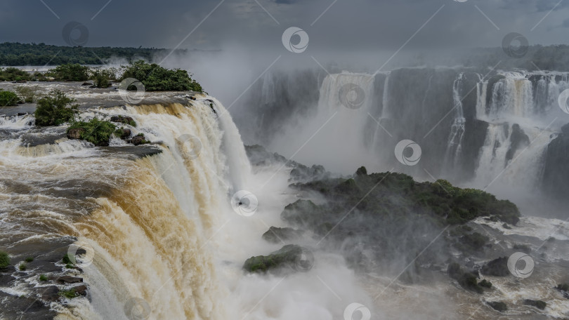 Скачать Впечатляющий тропический водопад. фотосток Ozero