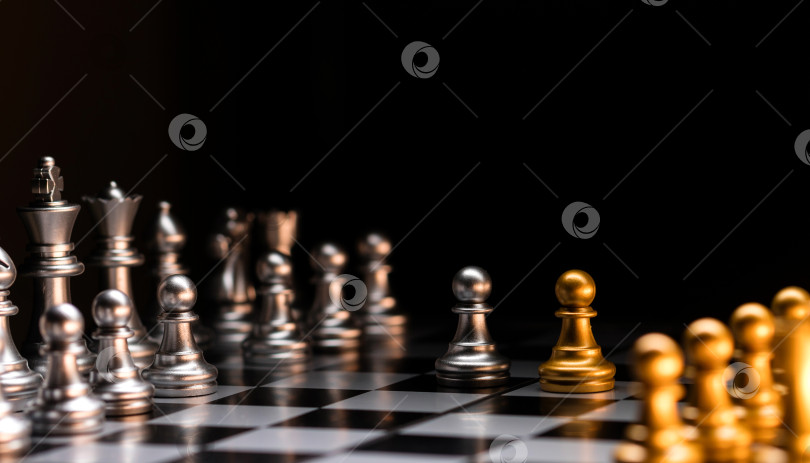 Скачать Шахматное противостояние. Серебро против золота на шахматной доске. фотосток Ozero