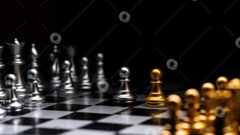 Скачать Перспектива шахматной доски, серебряные фигуры против золотых. фотосток Ozero
