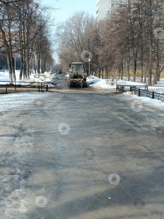 Скачать Гололед весной в городе перекрыл дорогу для пешеходов фотосток Ozero