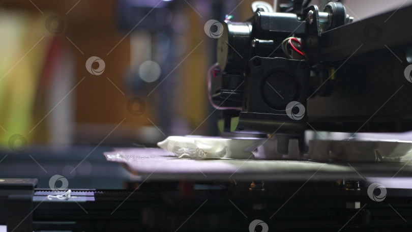 Скачать 3D-принтер печатает модель из белого пластика. современные технологии, 3D-моделирование фотосток Ozero