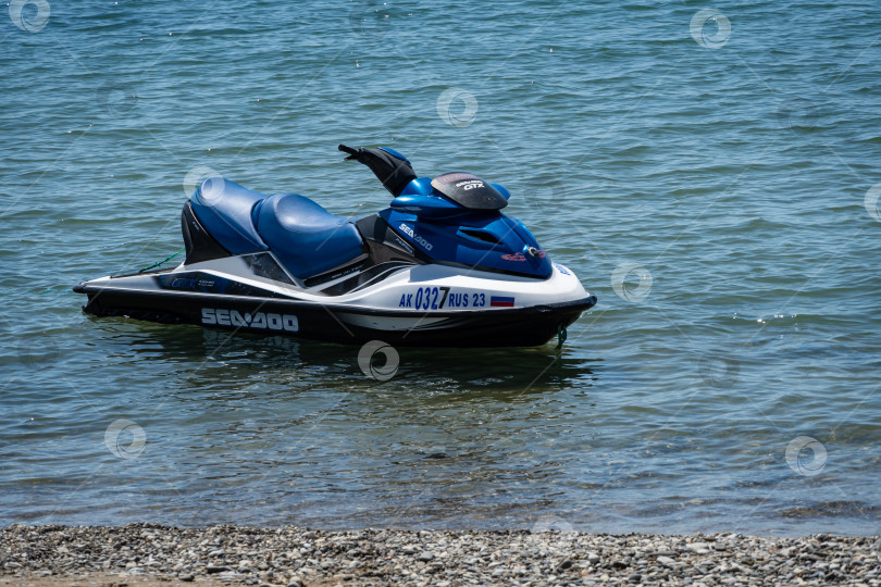 Скачать Скоростной гидроцикл пришвартован к берегу на пляже в Архипо-Осиповке. Крупный план. Спокойное Черное море. фотосток Ozero